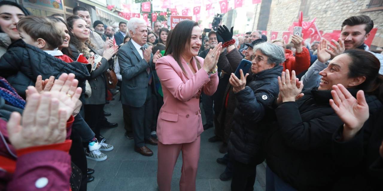 Efes Selçuk Belediye Başkanı Filiz Ceritoğlu Sengel'e, Halk Buluşmasında Coşkulu Karşılama