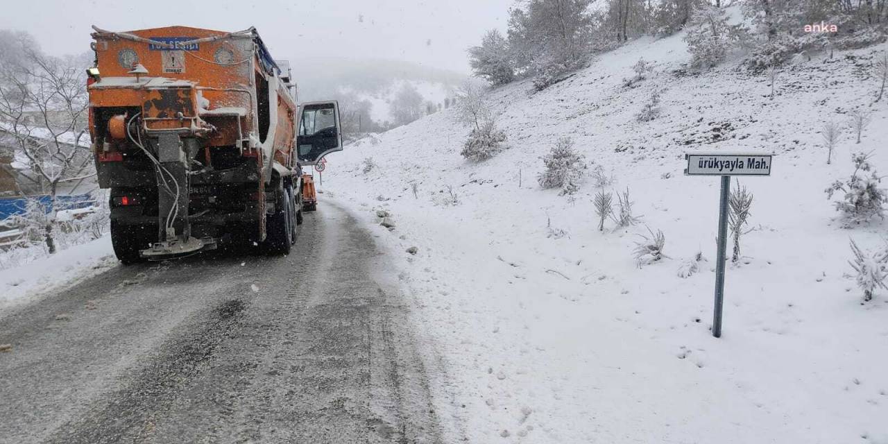 ESKİŞEHİR BÜYÜKŞEHİR EKİPLERİ, KAR YAĞIŞI VE BUZLANMAYA KARŞI TEYAKKUZDA