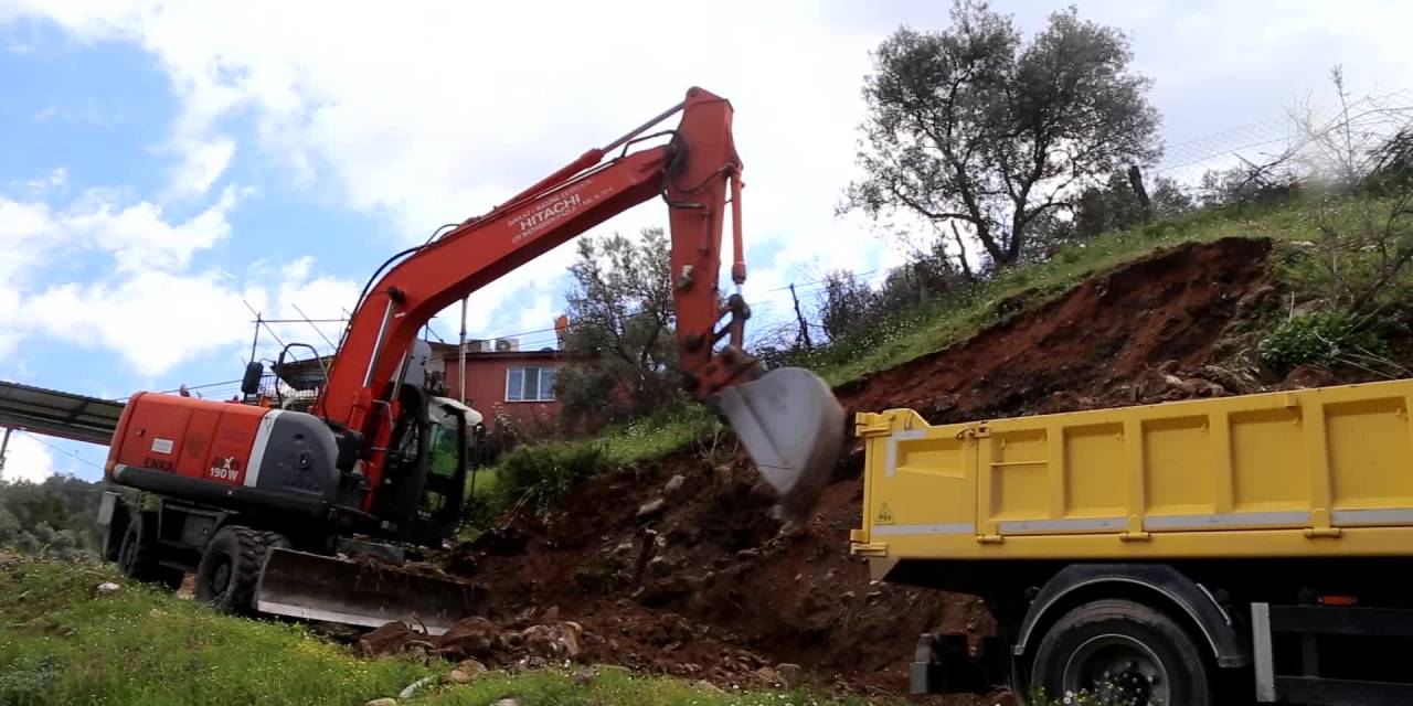 EFELER BELEDİYESİ EKİPLERİ, KALFAKÖY'DE HEYELAN RİSKİNE KARŞI HAREKETE GEÇTİ