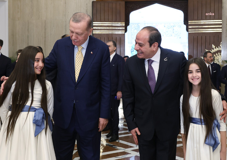 Erdoğan "Katil, Darbeci, Asla Görüşmem" Dediği Sisiile Görüştü, "Kardeşim" Dedi