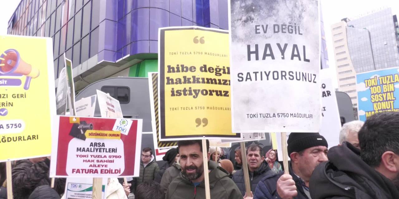 Toki Mağdurları, Akp Tuzla İlçe Başkanlığı Önünde Eylem Yaptı: "Depremzede Değiliz Ama Toki'zedeyiz"