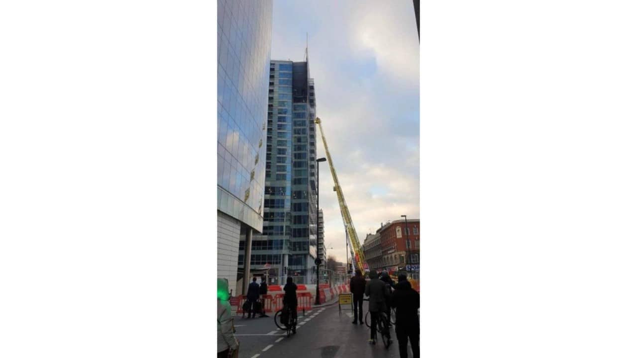Londra'nın doğusundaki yüksek katlı apartman kulesinde yangın çıktı