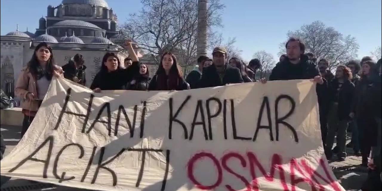 İstanbul Üniversitesi'nde Ziyaretçi Tepkisi Sürüyor! Öğrencilere Polis Barikatı