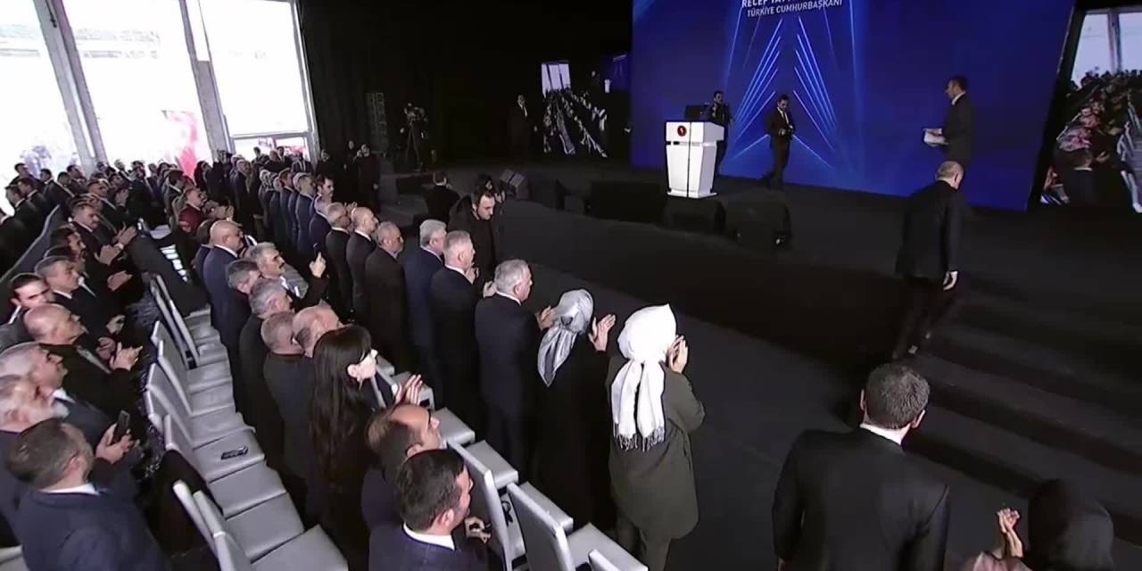 Erdoğan: "Şu Anda Bu Ülkeyi Bizler Yönetiyoruz, İstanbul'da Bulunan Bu Zat Böyle Bir İmkana Sahip Mi?"