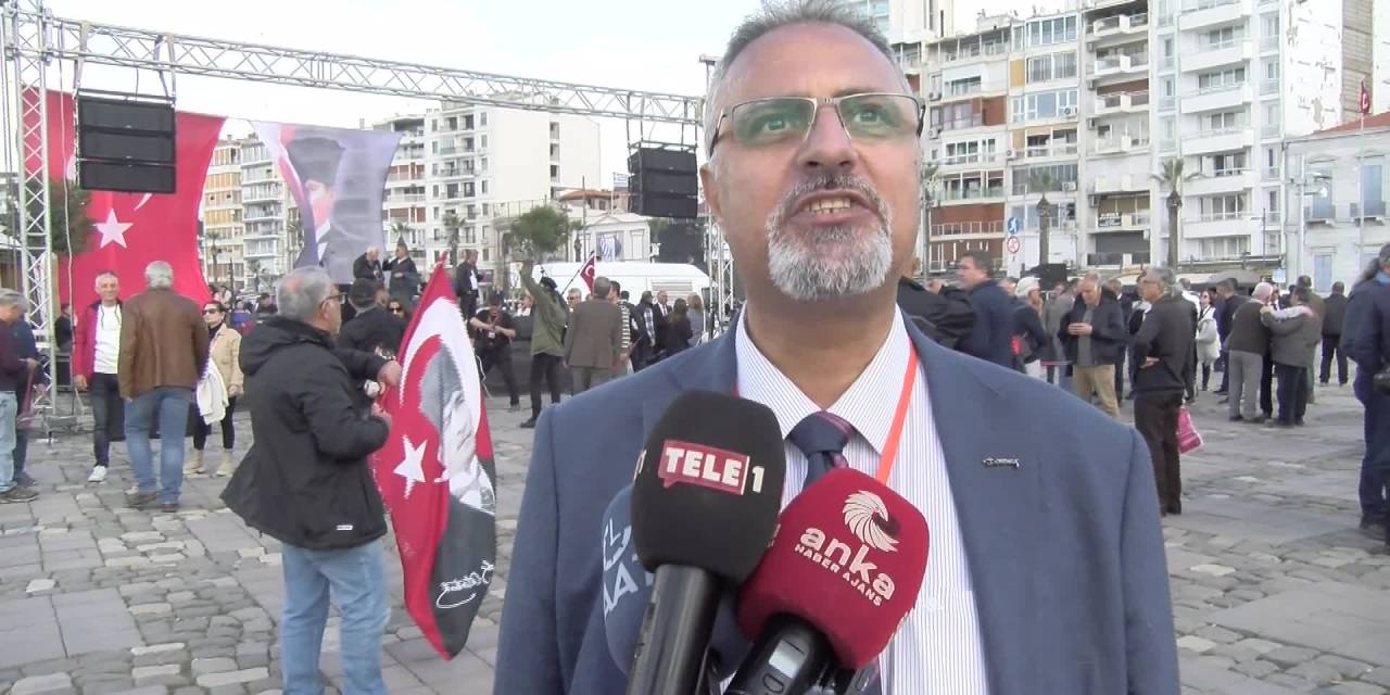 Emekli Astsubaylar 'Özlük Hakları' İçin İzmir Gündoğdu Meydanı'nda Bir Araya Geldi