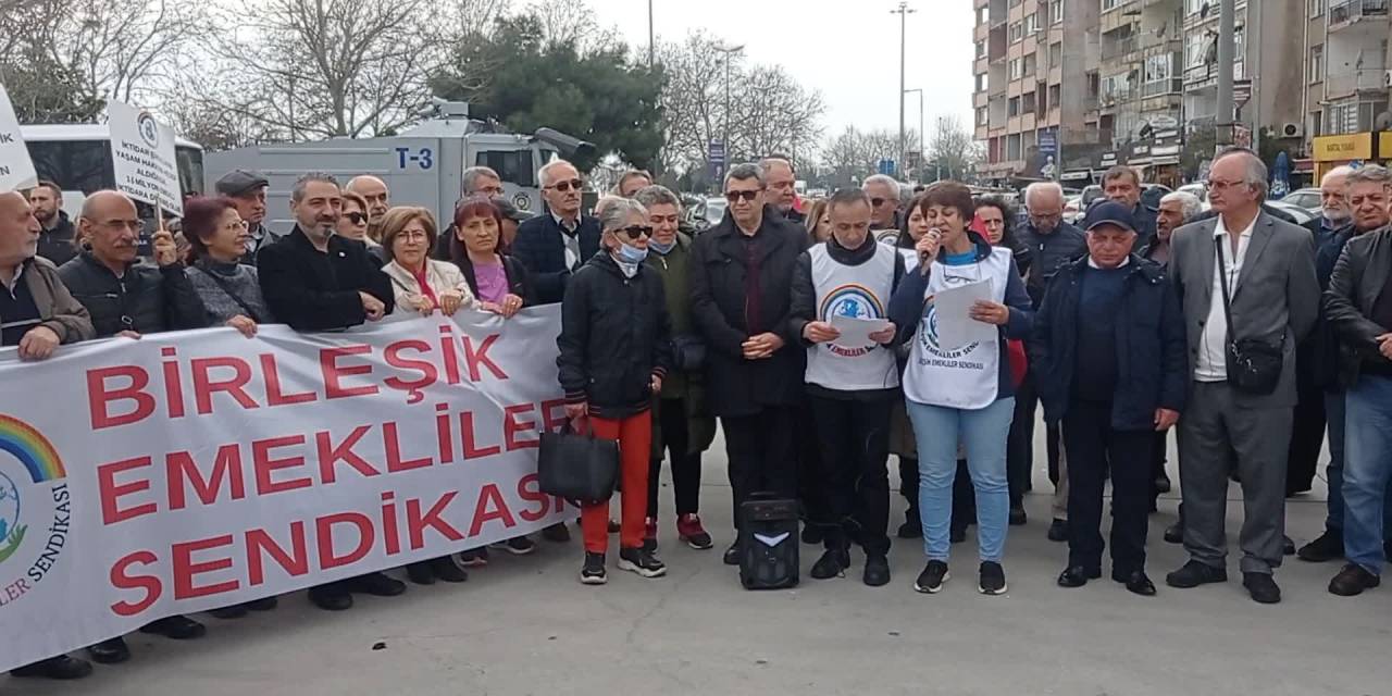 Emeklilerin Eylem Yaptığı Meydanda Akp Seçim Çalışmaları Kapsamında Balık Ekmek Dağıttı, Uzun Kuyruk Oluştu