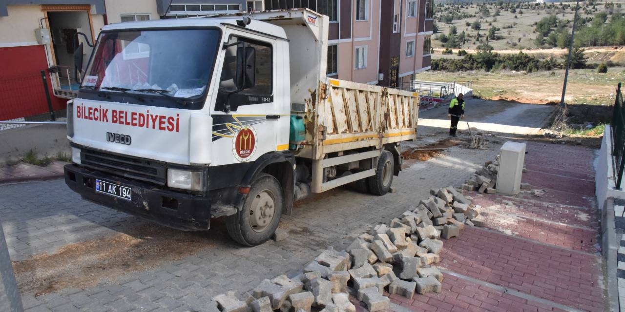 BİLECİK BELEDİYESİ FEN İŞLERİ EKİPLERİ, KALDIRIM ÇALIŞMALARINA DEVAM EDİYOR