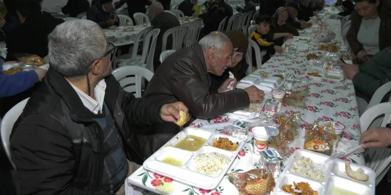 Ankara'da Ramazan Ayının İlk Günüiftar Çadırlarının Önünde Uzun Kuyruklar Oluştu