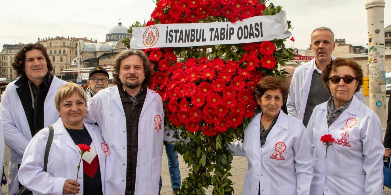 Sağlık Çalışanları Taksim Cumhuriyet Anıtı'na Çelenk Bıraktı