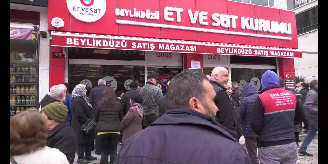 İstanbul'da Et Sırasındaki Vatandaş: Bizi Bu Duruma Düşürenler Utansın