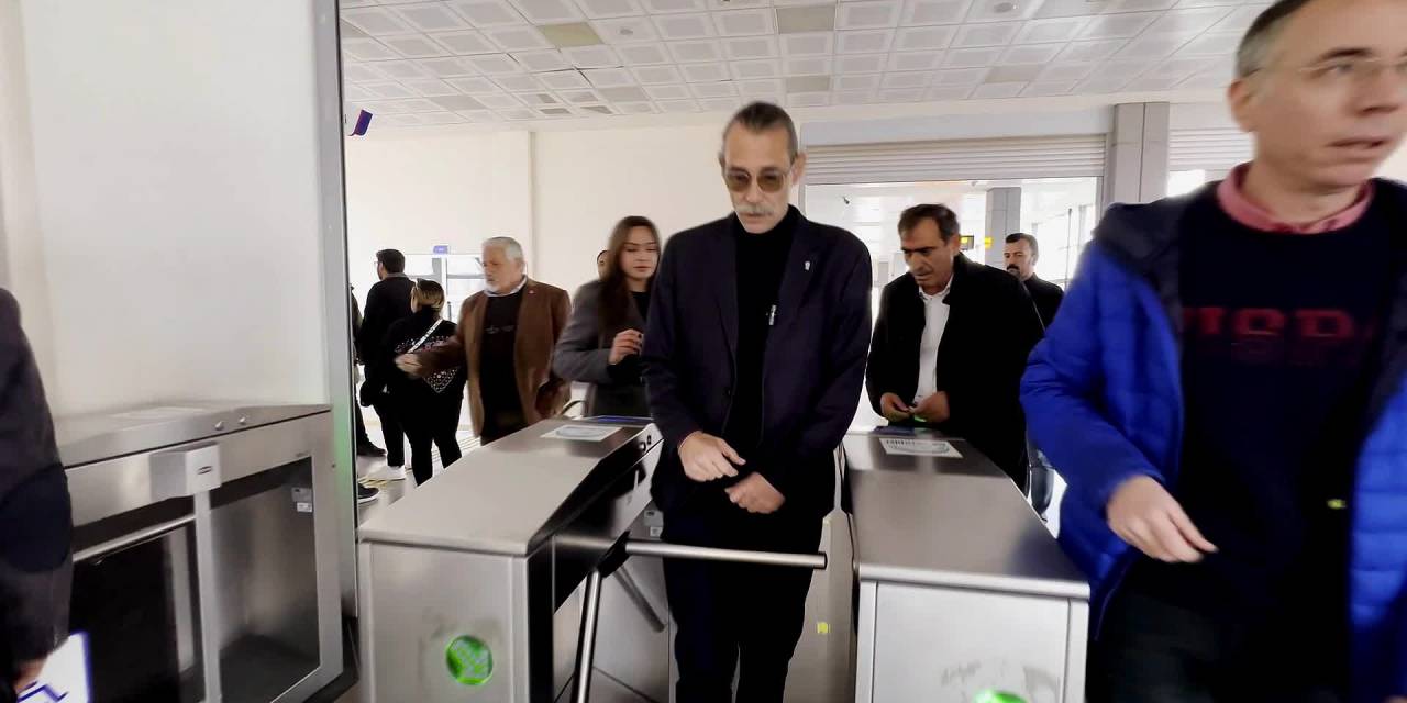Chp Etimesgut Belediye Başkanı Adayı Erdal Beşikçioğlu, Eryaman Metrosunda Yurttaşlarla Buluştu