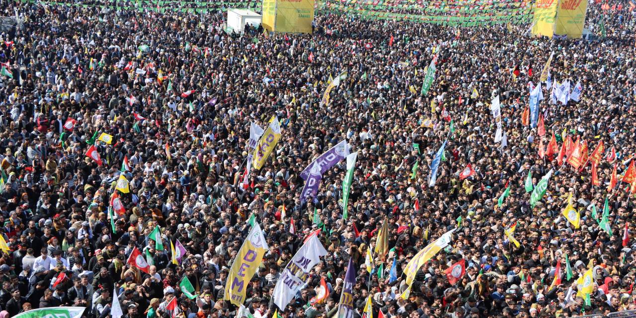 İstanbul Valiliği: Nevruz Kutlaması Sırasında Öcalan Posteri Açan 3 Kişi Gözaltına Alındı