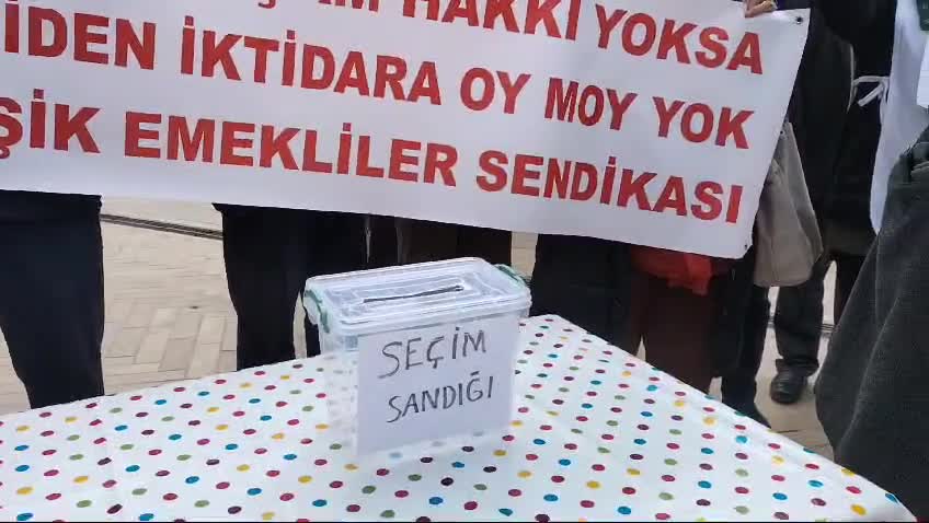Emeklilerden İstanbul’da Eylem... Temsili Seçim Sandığına “Emekliyi Soyana Oy Moy Yok” Yazılı Kâğıtlar Attılar