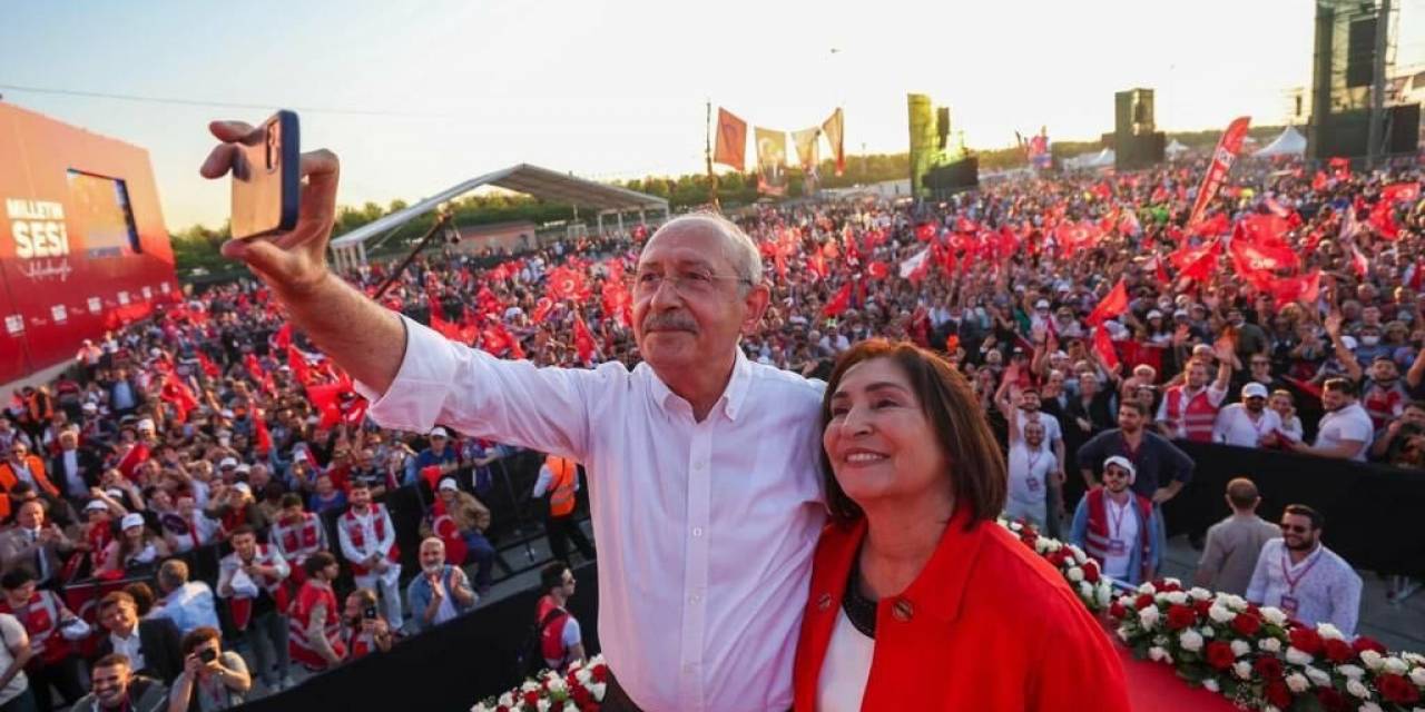 SELVİ KILIÇDAROĞLU: KEMAL BEY VE BEN. SON ZAMANLARDA EN ÇOK SEVDİĞİM FOTOĞRAFLARIMIZDAN BİRİ