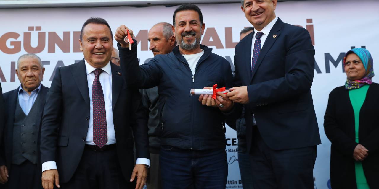 Antalya Büyükşehir’in ‘Güneş Mahallesi Kentsel Dönüşüm Projesi’nde Anahtar Teslim Töreni Yapıldı