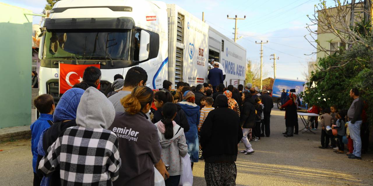 ANTALYA BÜYÜKŞEHİR BELEDİYESİ MOBİL AŞEVİ, YEMEK İKRAMLARINI SÜRDÜRÜYOR