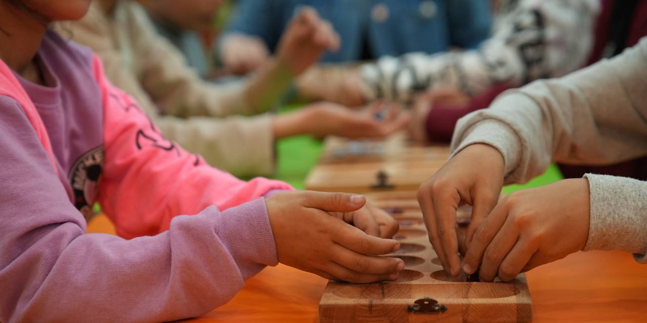 TARSUS BELEDİYESİ, DEPREMZEDE ÇOCUKLAR İÇİN ATÖLYELER DÜZENLİYOR