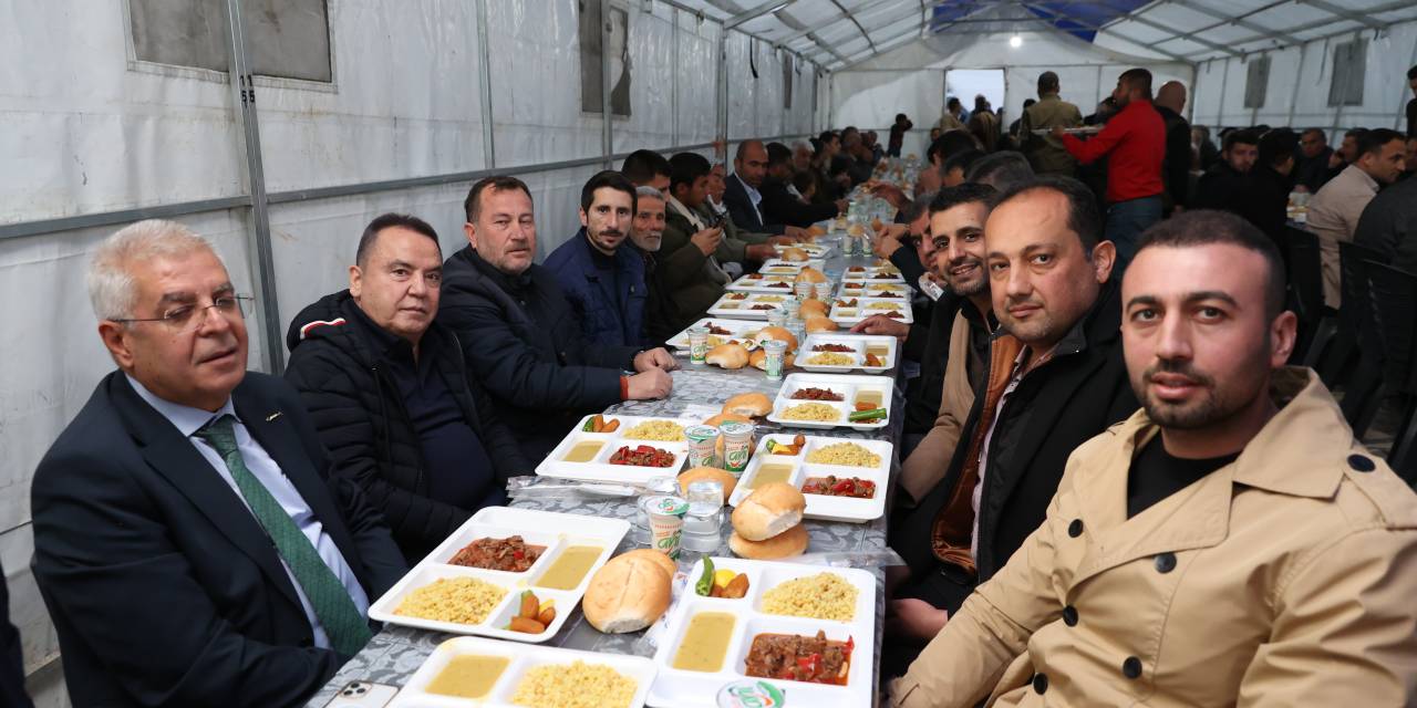 ANTALYA BÜYÜKŞEHİR BELEDİYE BAŞKANI BÖCEK, GAZİANTEP’TE DEPREMZEDELERLE İFTAR YAPTI