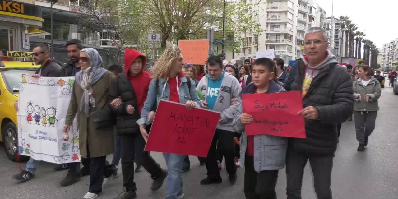 İZMİR’DE OTİZMLİ BİREYLER VE AİLELERİ, 'OTİZM FARKINDALIK' YÜRÜYÜŞÜ DÜZENLEDİ