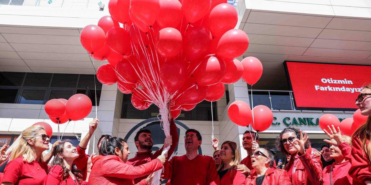 ÇANKAYA'DA KIRMIZI BALONLAR, OTİZM FARKINDALIĞI İÇİN GÖKYÜZÜNE BIRAKILDI