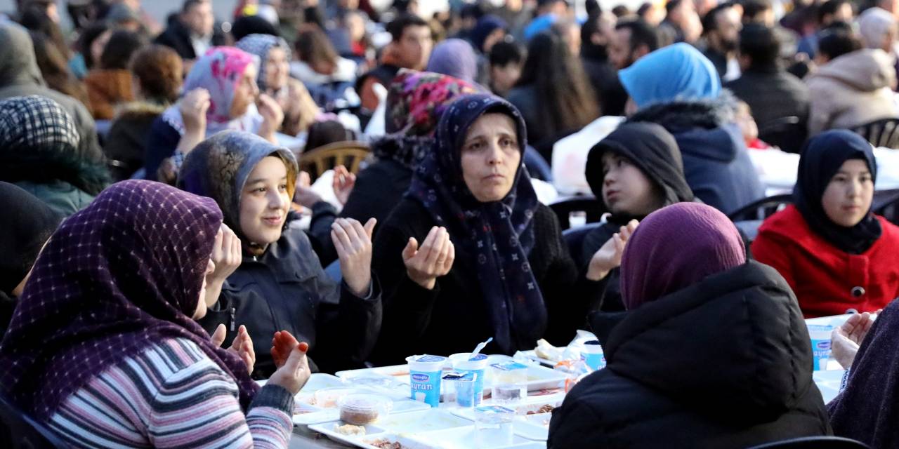 ÇERKEZKÖY BELEDİYESİ’NİN İFTAR SOFRASI BAĞLIK MAHALLESİ’NDE KURULDU