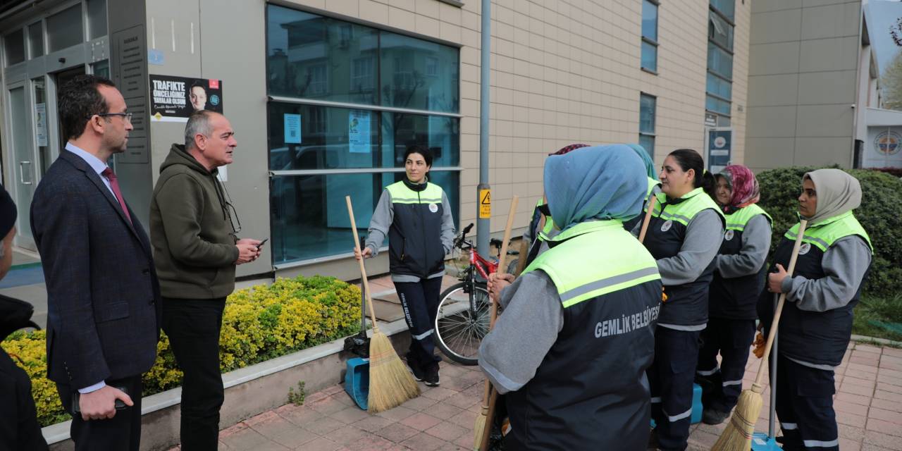 GEMLİK’TE SOKAKLARIN TEMİZLİĞİ KADINLARA EMANET