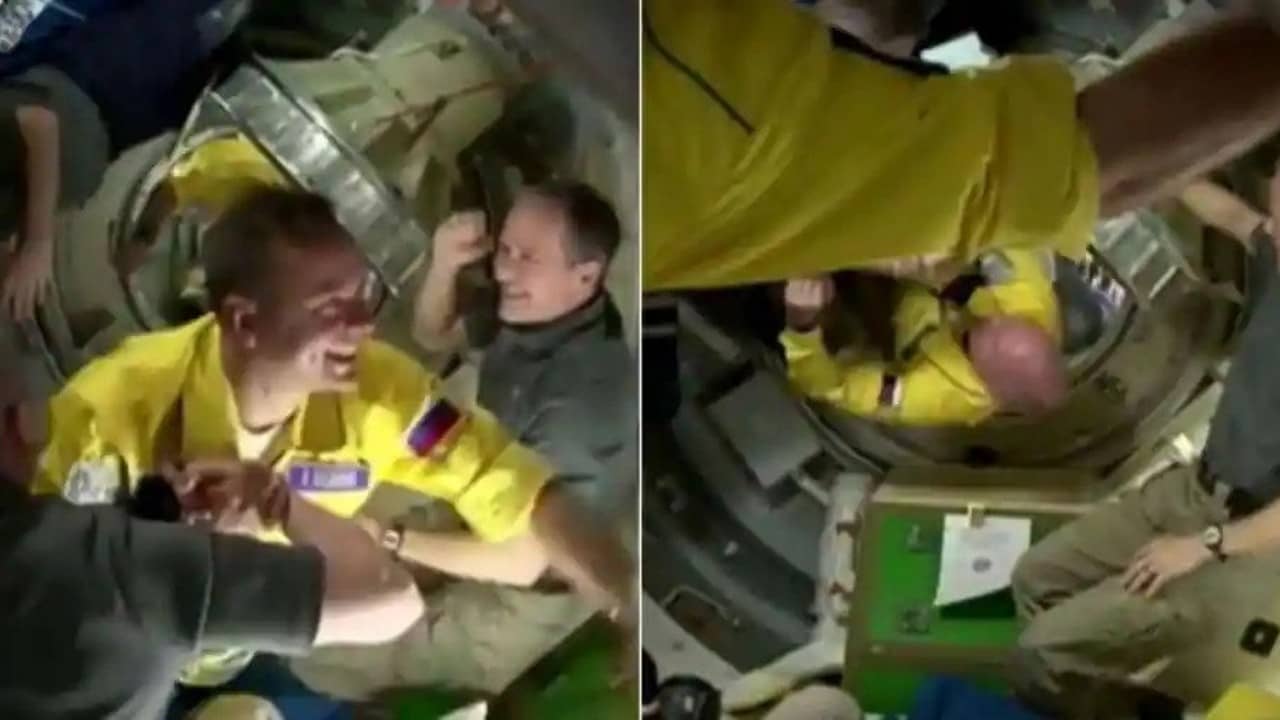 Ukrayna krizinin ortasında, Rus kozmonotlar ISS'de sarı ve mavi renkte karşılandı