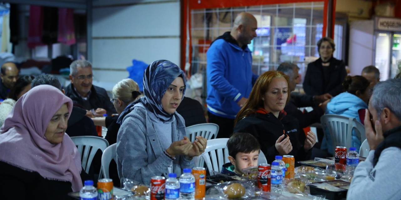 ANTALYA'DA DEPREMZEDELER İFTAR YEMEĞİNDE BİR ARAYA GELDİ