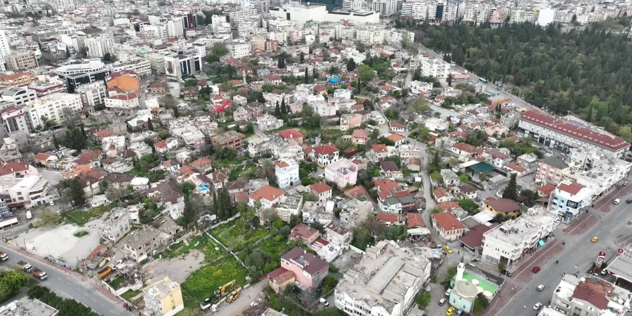 ANTALYA BÜYÜKŞEHİR BELEDİYESİ, BALBEY’DE TESCİLLİ OLMAYAN BİNALARIN YIKIMINA BAŞLADI