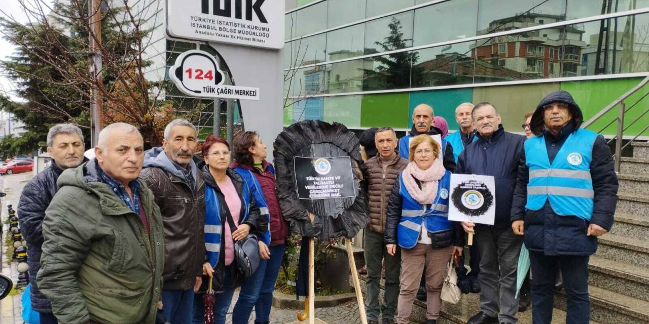 EMEKLİLER İSTANBUL’DA TÜİK ÖNÜNE SİYAH ÇELENK BIRAKTI: “İNSAN ONURUNA YARAŞIR YAŞAM HAKKI YOKSA OY MOY YOK”