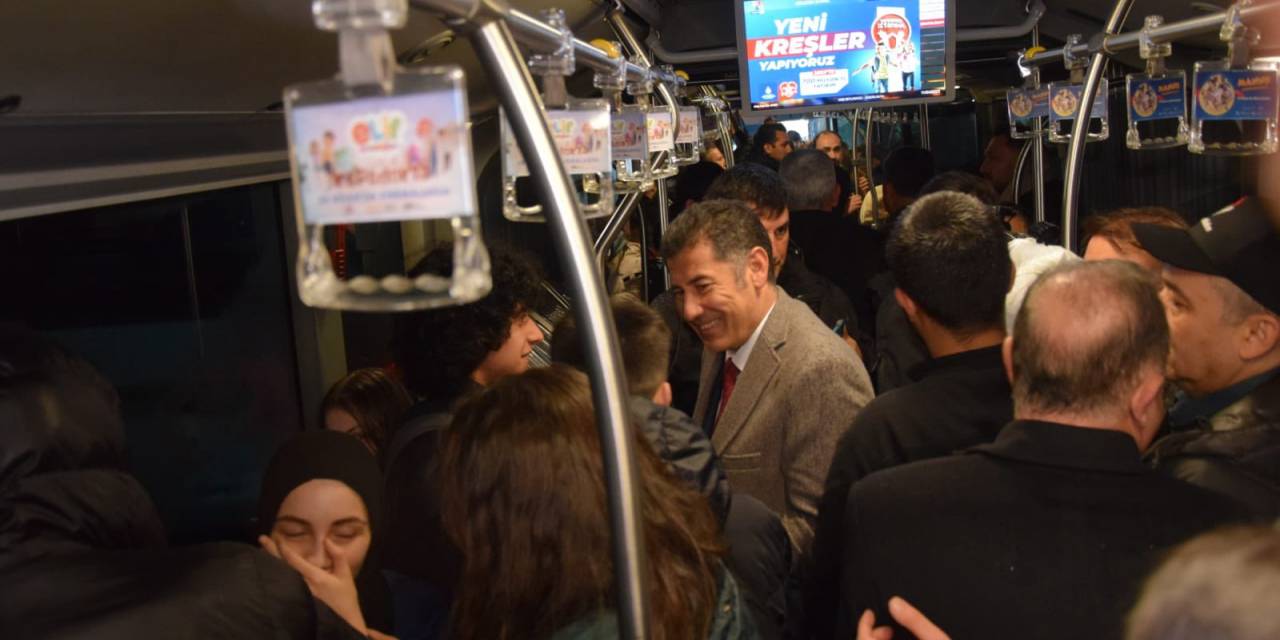 SİNAN OĞAN VE ÜMİT ÖZDAĞ, METROBÜSTE SEÇİM BROŞÜRÜ DAĞITTI