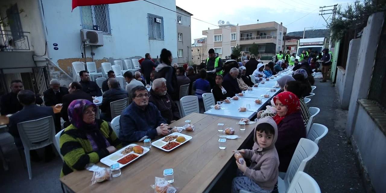 BAYRAKLI BELEDİYE BAŞKANI SANDAL, DEPREMZEDELERLE İFTARDA BULUŞTU