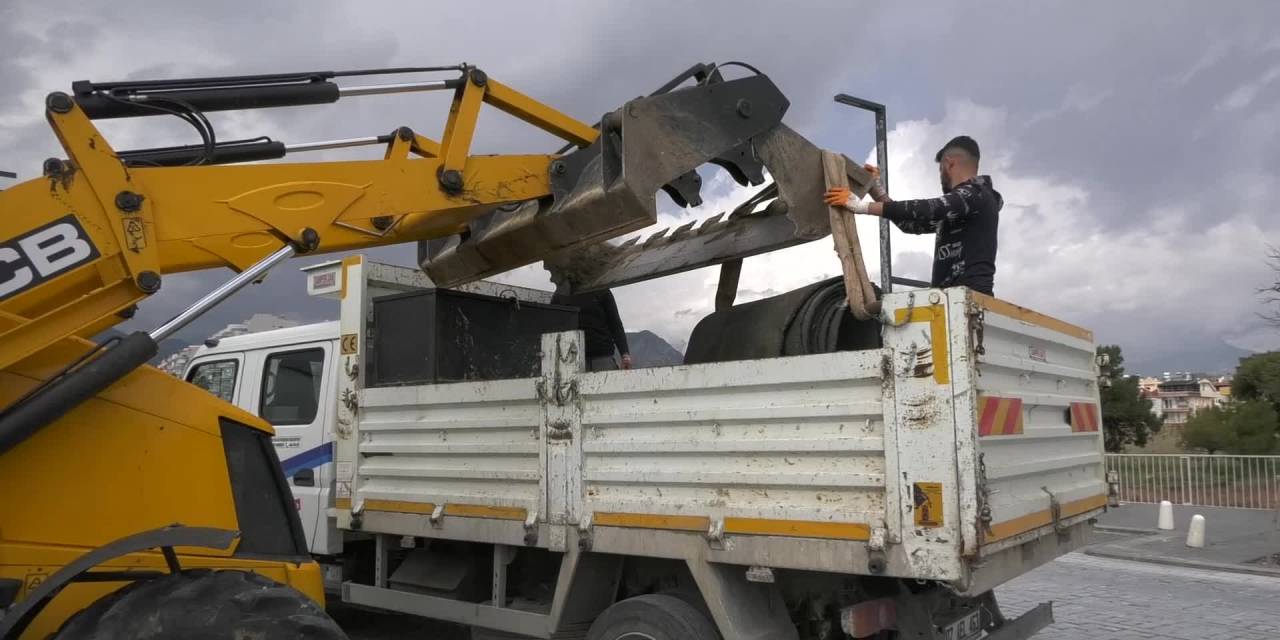 ANTALYA BÜYÜKŞEHİR, KONYAALTI SAHİLİNİN YÜRÜYÜŞ YOLLARINI YENİLİYOR