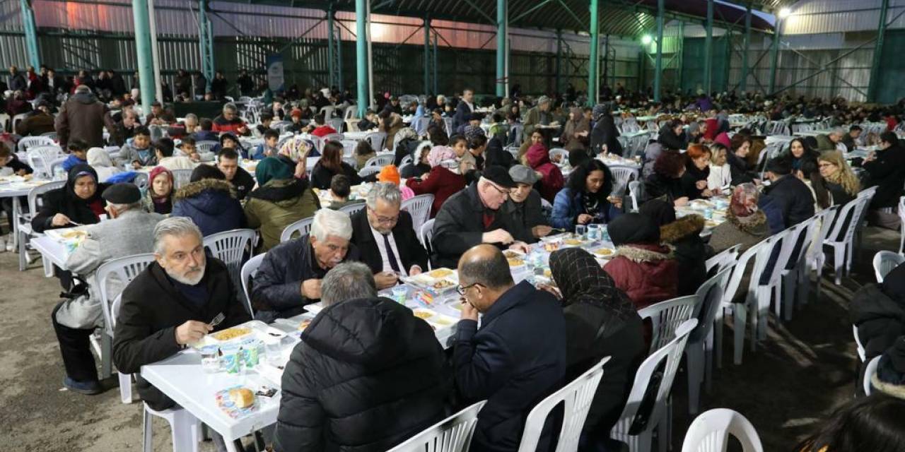 ODUNPAZARI BELEDİYESİ’NİN İFTAR SOFRASI GÜNDOĞDU MAHALLESİ’NDE KURULDU