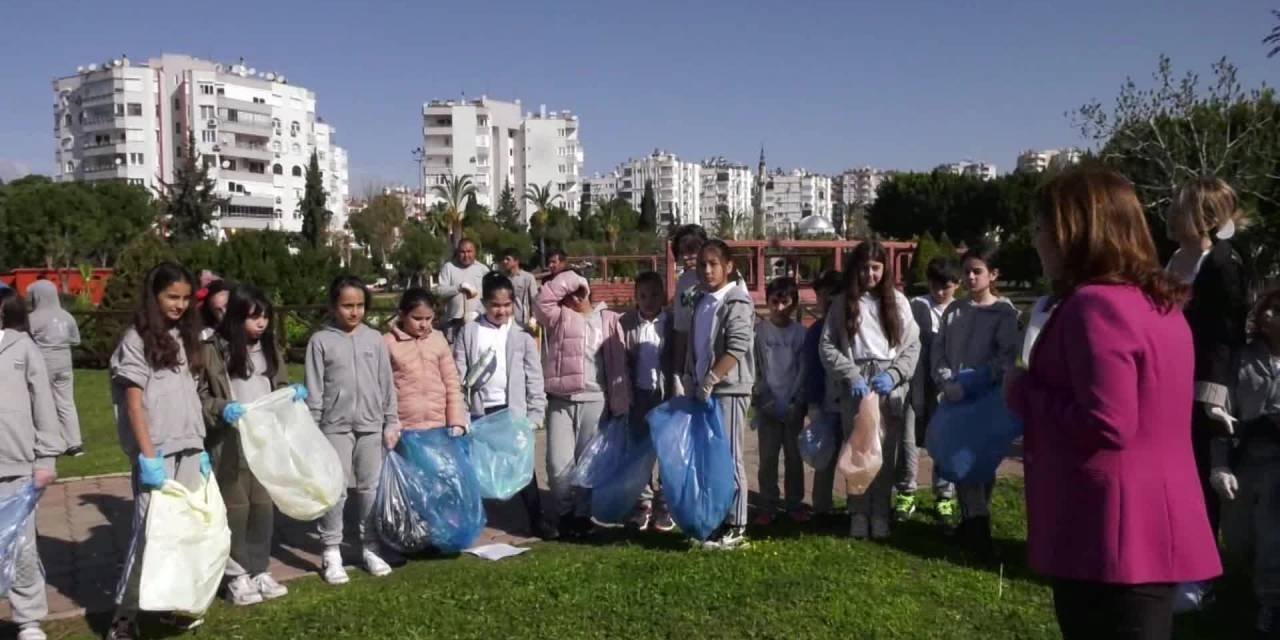 KONYAALTI'NDA ÇOCUKLARDAN ÇEVRE TEMİZLİĞİ ETKİNLİĞİ