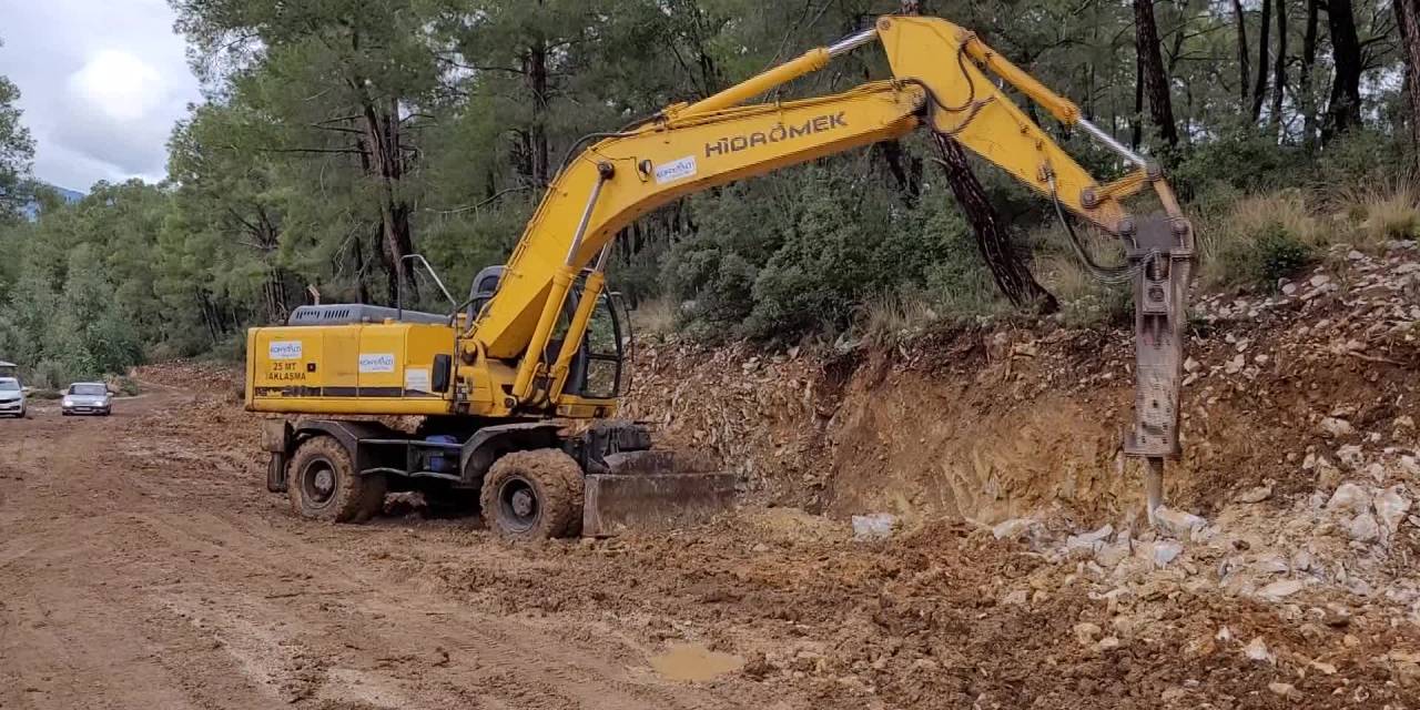 KONYAALTI BELEDİYESİ’NDEN KIRSALDA VE MERKEZDE YOL ÇALIŞMASI