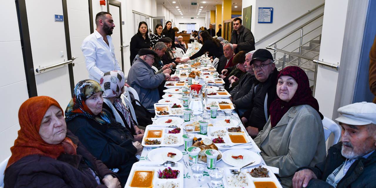 TEPEBAŞI’NDA METİN ÖZÖĞÜT YAŞAM MERKEZİ SAKİNLERİİFTARDA BULUŞTU