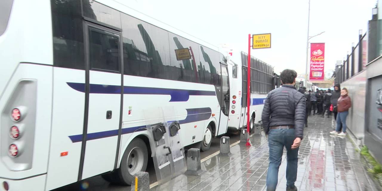 ÜSKÜDAR SAHİLİ'NDEKİ KAÇAK YAPILARIN YIKIMI, MAHKEME KARARINA RAĞMEN ENGELLENİYOR