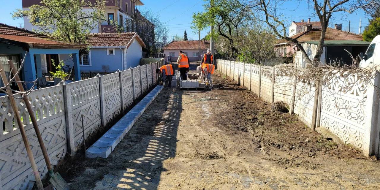 LÜLEBURGAZ BELEDİYESİ EKİPLERİNDEN DURAK MAHALLESİ’NDE YOL ÇALIŞMASI