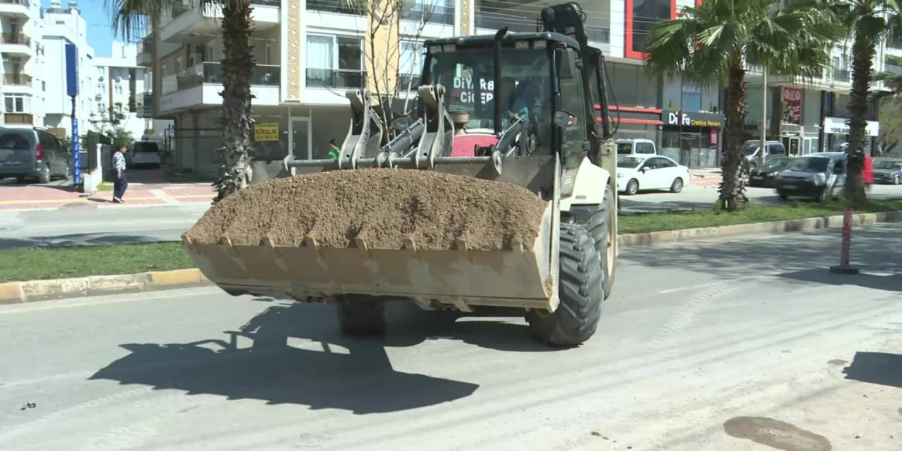 ANTALYA BÜYÜKŞEHİR, AŞIK VEYSEL CADDESİ’NDE KALDIRIMLARI YENİLİYOR