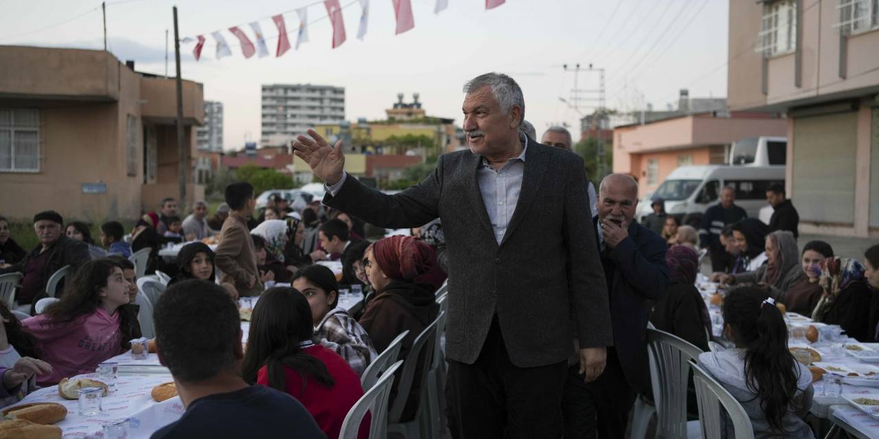 ADANA BÜYÜKŞEHİR'İN MAHALLE İFTARLARI DEVAM EDİYOR