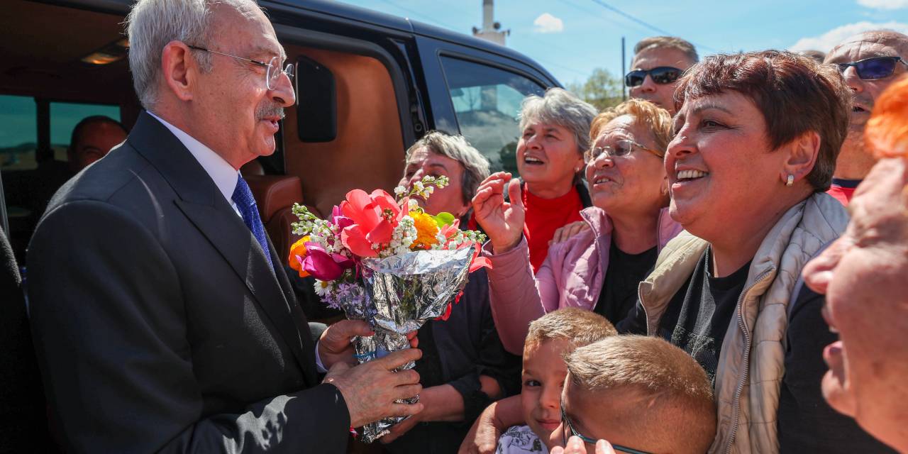 KILIÇDAROĞLU, BULGARİSTAN’DA TÜRK SOYDAŞLAR TARAFINDAN ÇİÇEKLERLE KARŞILANDI