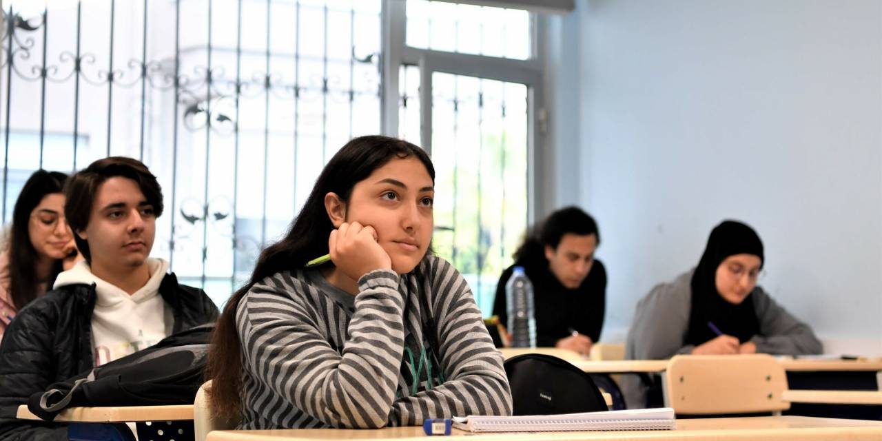 Konyaaltı Belediyesi'nden depremzede öğrencilere destek