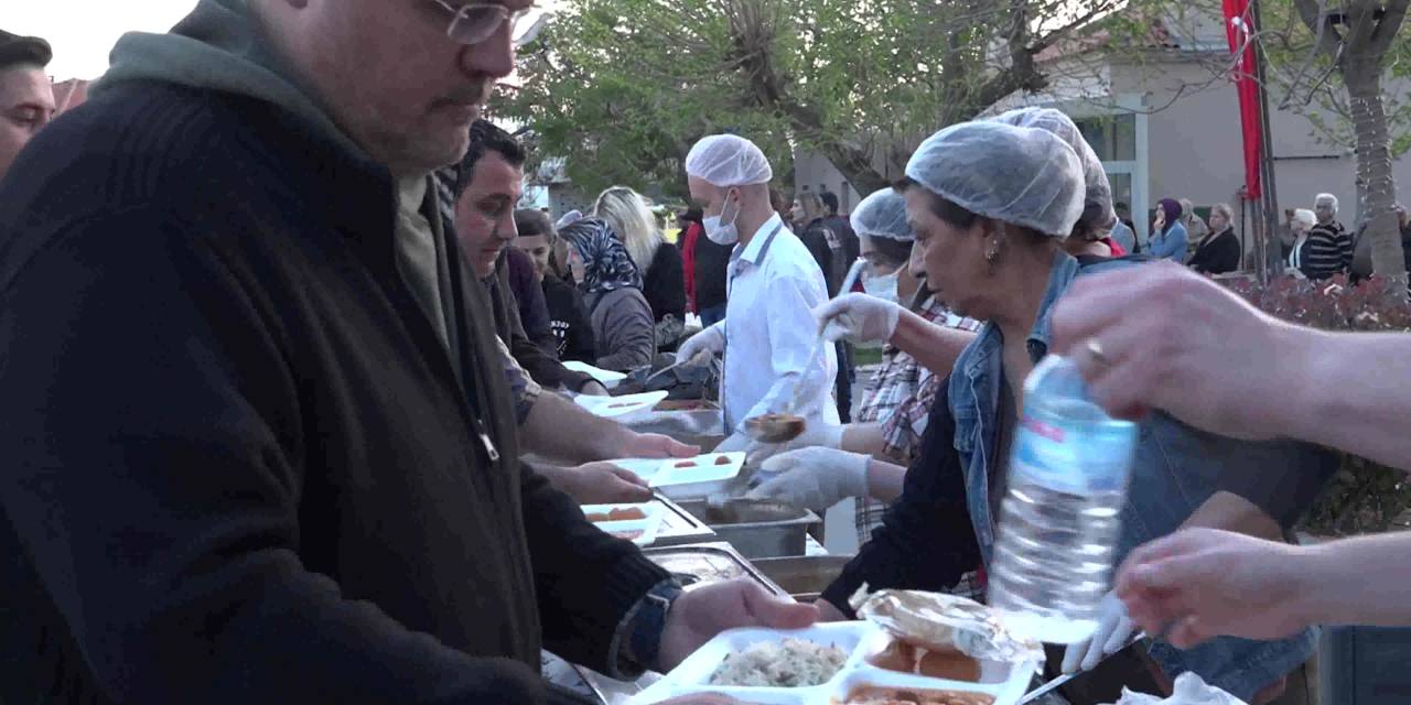 BUCA’DA KADİR GECESİ’NDE BİNLERCE KİŞİ AYNI SOFRADA BULUŞTU