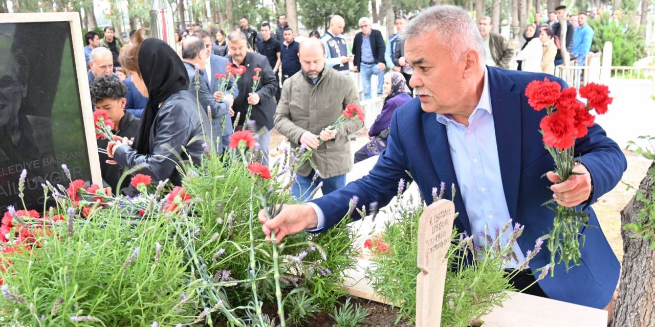 ESKİ TORBALI BELEDİYE BAŞKANI UYGUR, MEZARI BAŞINDA ANILDI