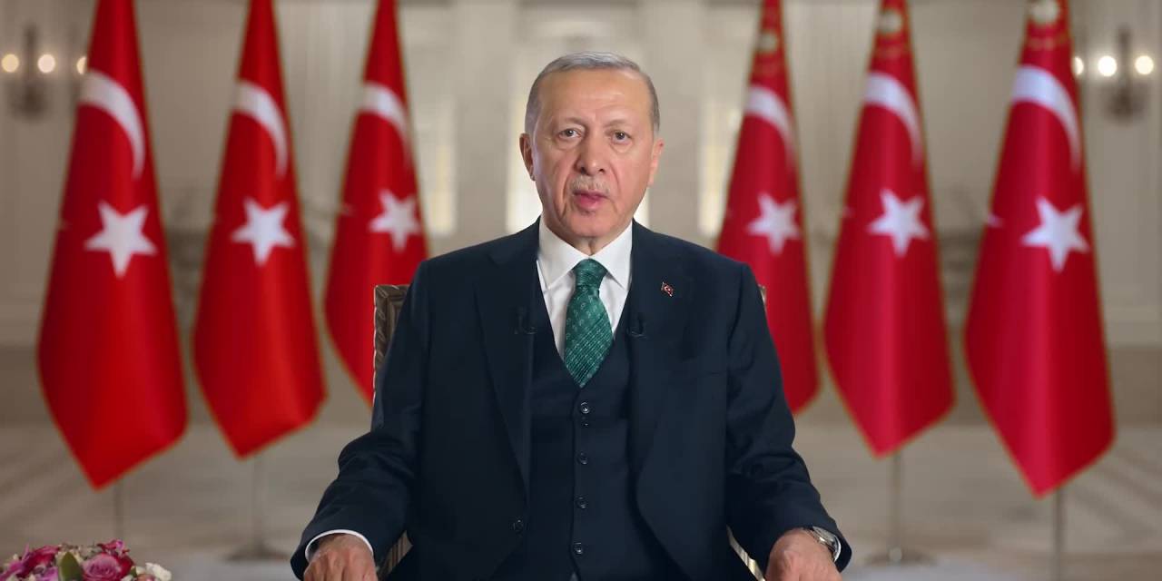 ERDOĞAN: "DEPREMİN İZLERİ SİLİNDİKÇE, BÖLGEDE HAYAT YAVAŞ YAVAŞ NORMAL RİTMİNE DÖNÜYOR"