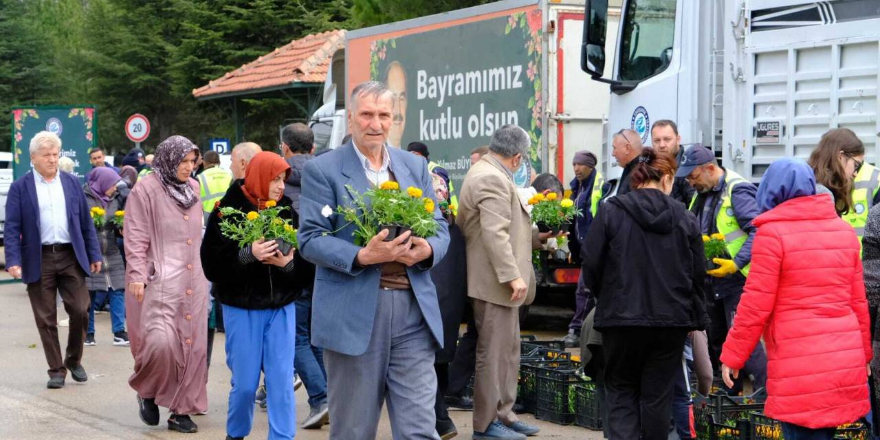 ESKİŞEHİR BÜYÜKŞEHİR, MEZARLIKLARDA ON BİNLERCE ÇİÇEK DAĞITTI