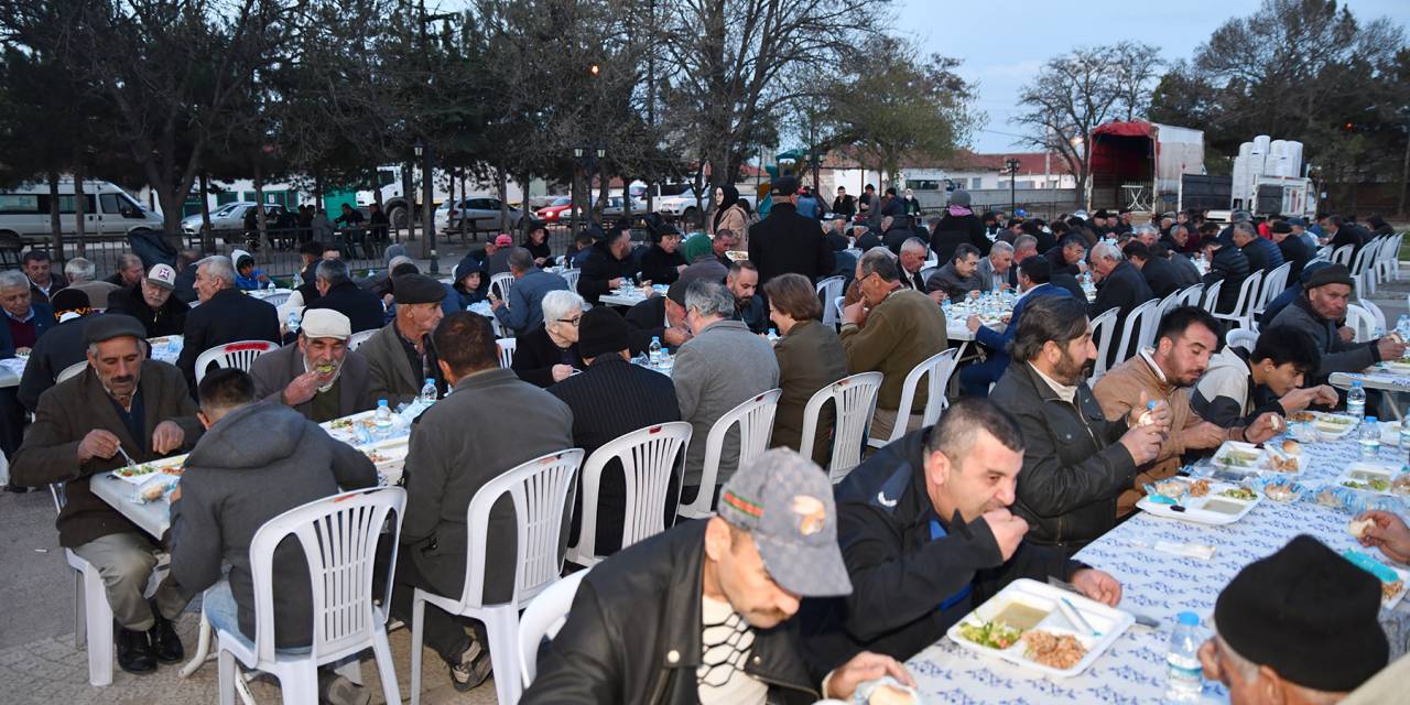 TEPEBAŞI BELEDİYE BAŞKANI ATAÇ, ALPULULAR İLE İFTARDA BİR ARAYA GELDİ