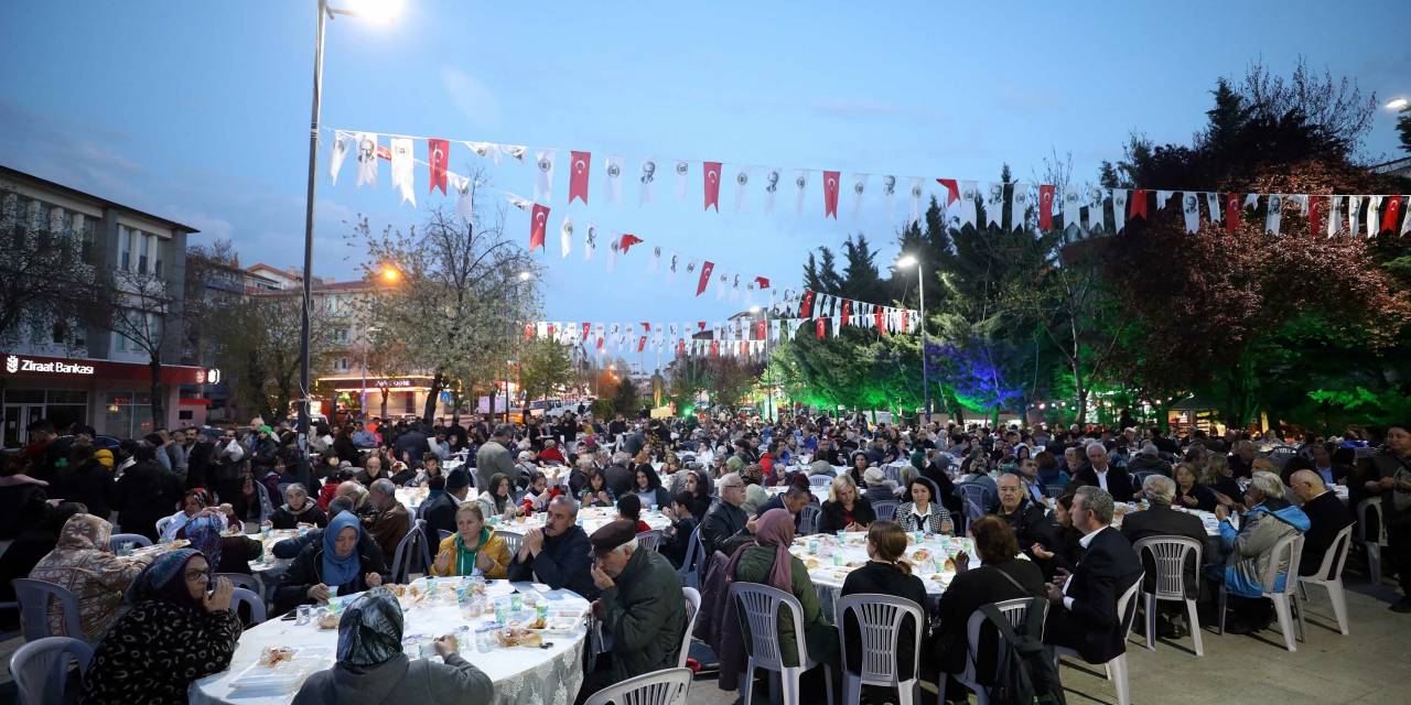 YENİMAHALLE BELEDİYESİ’NİN İFTAR SOFRASI RAGIP TÜZÜN PARKI’NDA KURULDU