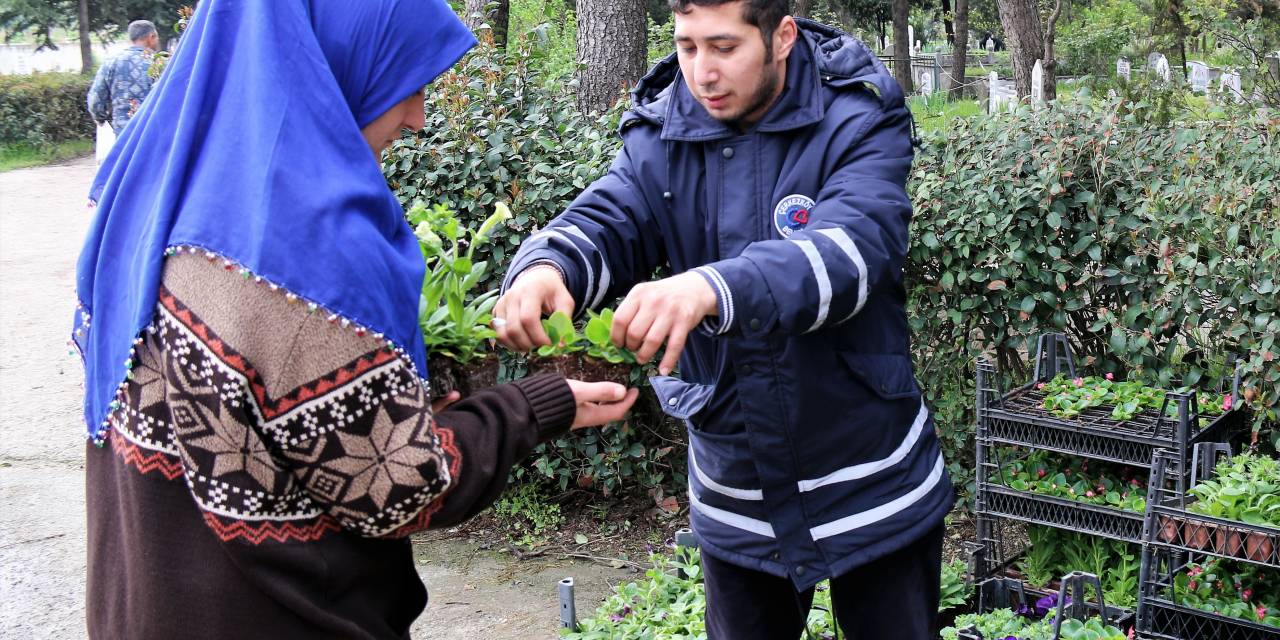 ÇERKEZKÖY BELEDİYESİ, MEZARLIK ZİYARETİ YAPAN YURTTAŞLARA ÇİÇEK DAĞITTI